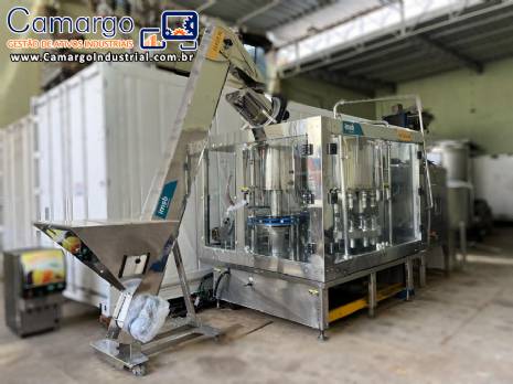 Linha de envase com tampadora por batoque IMSB rotuladora Maqmundi e mesa acumuladora