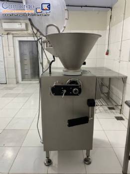 Embutideira cont�nua � v�cuo em inox 2000 kg / h para lingui�as espetinho Vemag